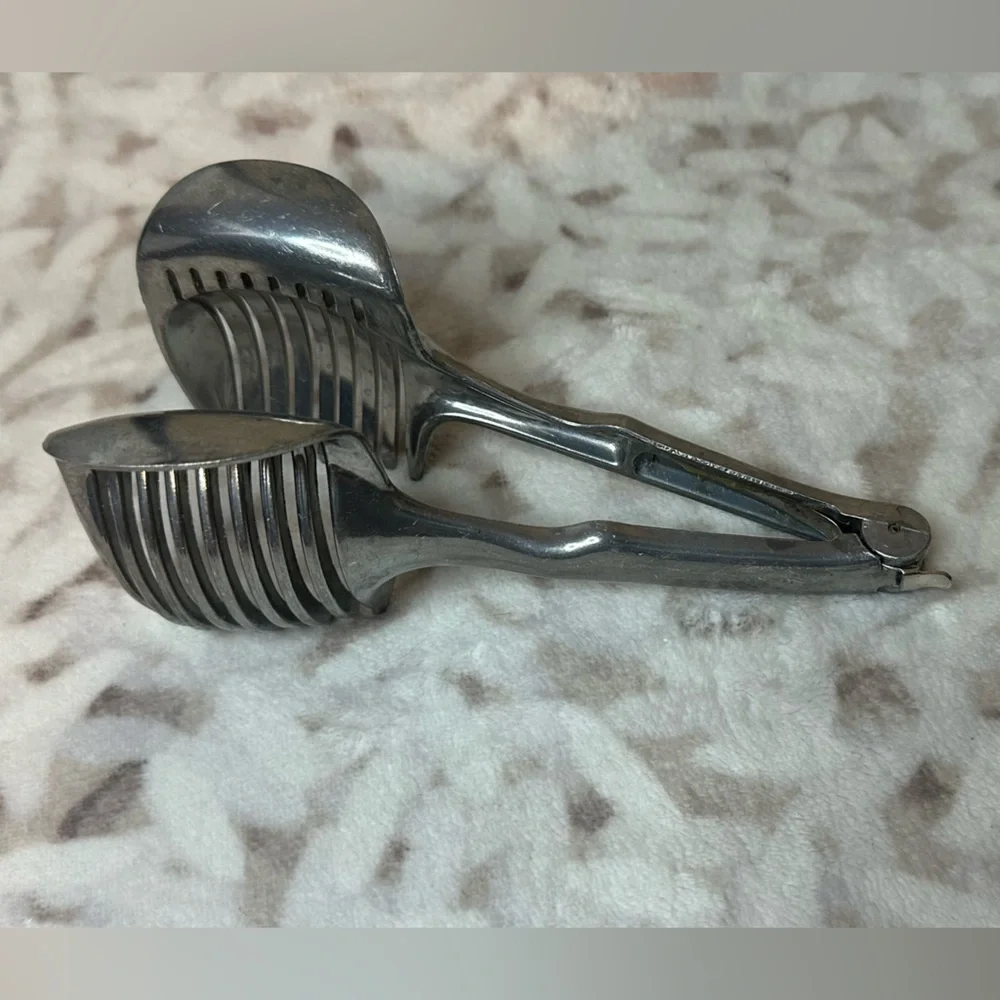 handheld tomato/onion/fruit slicer and holder